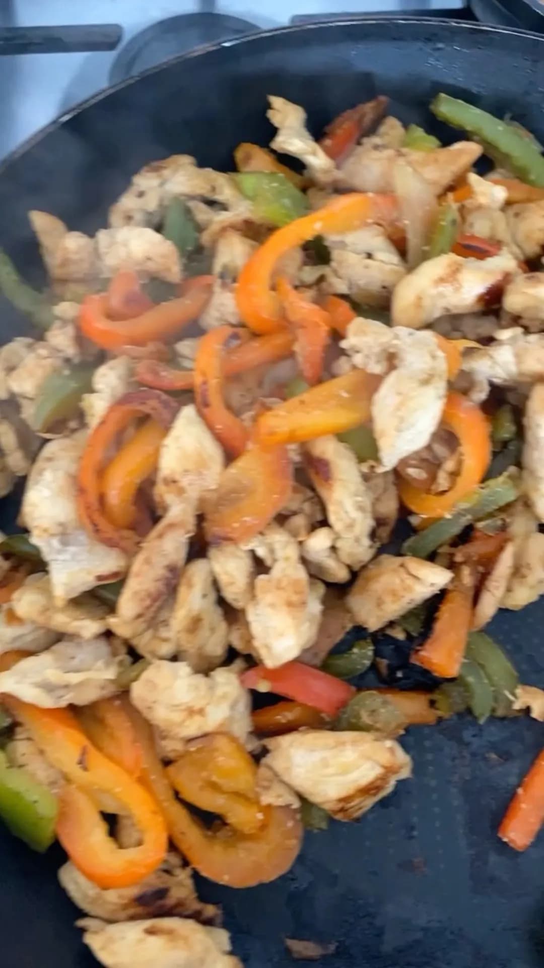 Fajitas de pollo acompañadas de frijolesmachacados , tortillas de maíz y